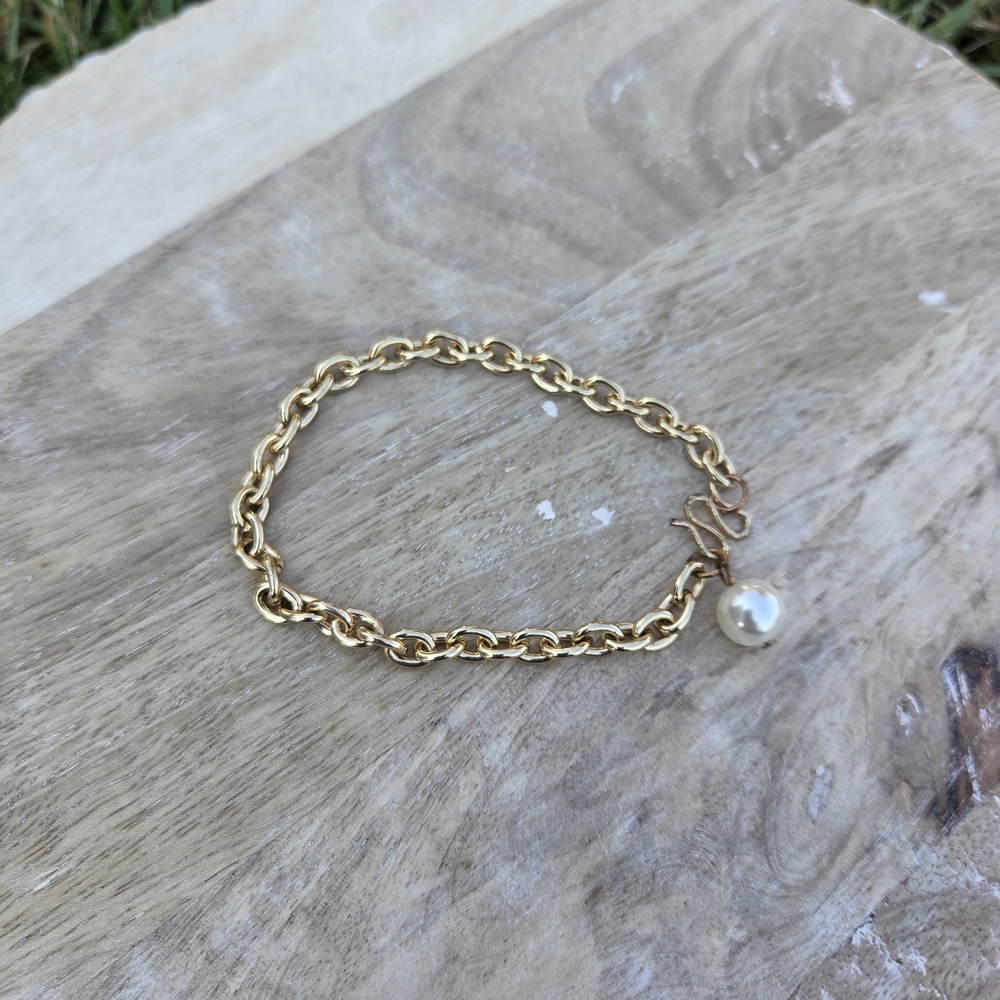 Elegant Gold Chain Bracelet with Pearl Charm - Picture 2 of 10